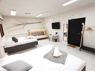 Отель Goiglo Hotel & Hostel Куусамо Семейный номер с общей ванной комнатой-1